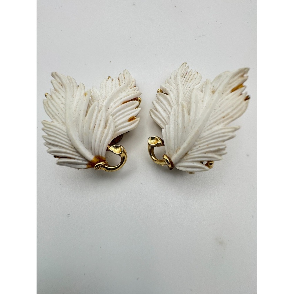 Vintage Lisner Earrings White Thermoset Leaf Textured Gold Tone Clip On
